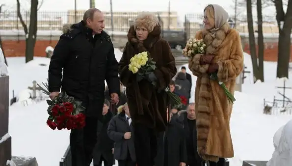 Подаренная Путину на юбилей скульптура мамонта не спасла семейство Собчак от обысков