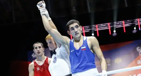 Российских боксеров вернули в международный спорт с флагом и гимном