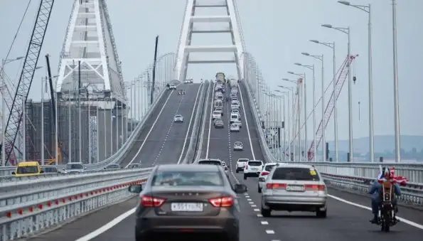 На Крымском мосту серьезно повреждено дорожное полотно (ВИДЕО)