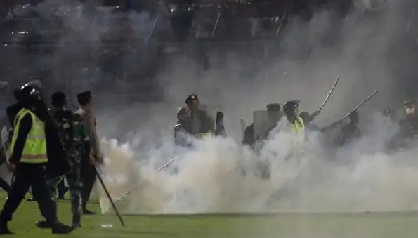 На футбольном матче в Аргентине во время беспорядков пострадали более 100 человек