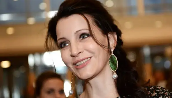 Актриса Евгения Крюкова ответила хейтерам, назвавшим её «бабкой» в 51 год