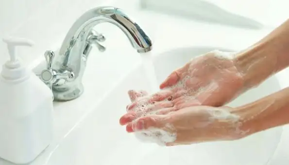 Мыть или не мыть?: Польза мытья рук в борьбе с коронавирусом поставлена под вопрос