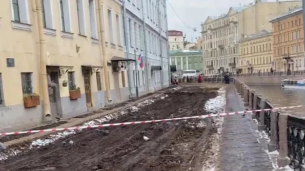 Набережная мойки реки покрылась слоем грязи для съемок сериала о Пушкине