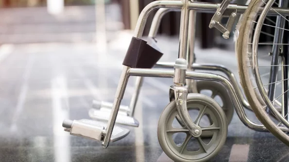 Парализованный врач выпал из инвалидной коляски по вине сотрудника авиакомпании