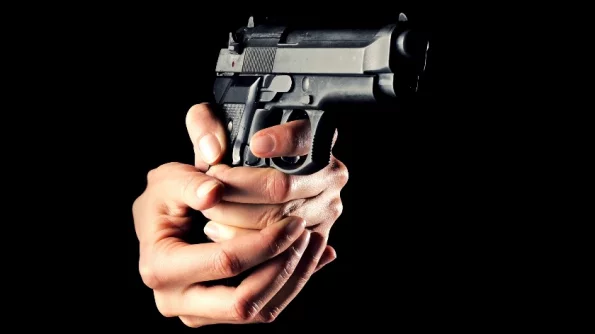 В Севастополе женщина с пистолетом открыла стрельбу по детям (видео)