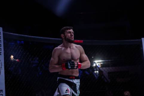 Российский боец MMA нокаутировал соперника ударом ногой с разворота