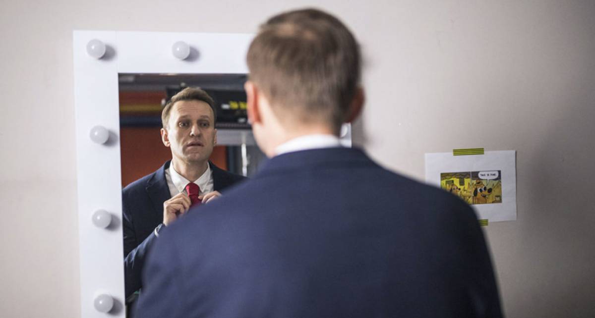 Навальный решил подать в суд на Пескова за слова о работе с ЦРУ