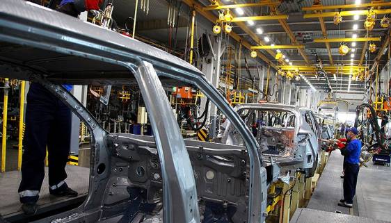 Производство автомобилей в России, по оценкам министерства промышленности и торговли, сократилось на четверть