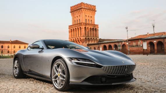 Стала известна стоимость нового спорткара Ferrari Roma в России