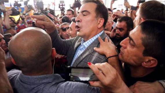 В Афинах неизвестный напал на Саакашвили