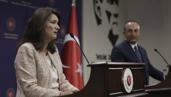 Главы МИД Турции и Швеции устроили перепалку на пресс-конференции
