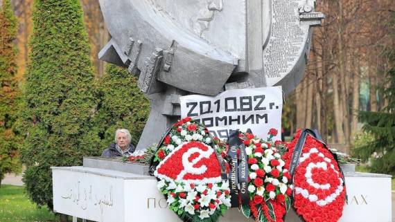 Газизов почтил память жертв давки 1982 года в «Лужниках»
