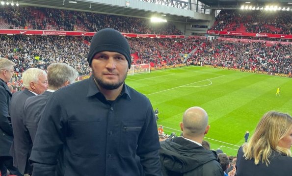 Экс-чемпион UFC Нурмагомедов посетил матч "Ливерпуля" и "Манчестер Сити" в Англии