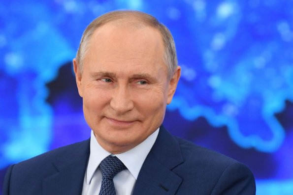 Президент РФ Путин сделал комплимент журналистке CNBC во время беседы, назвав ее красивой женщиной