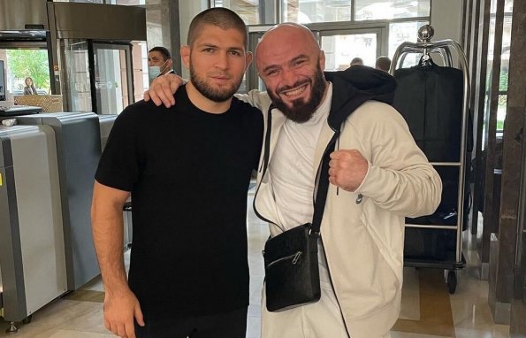 Боец Исмаилов опубликовал фото с Хабибом Нурмагомедовым и назвал его достойным братом
