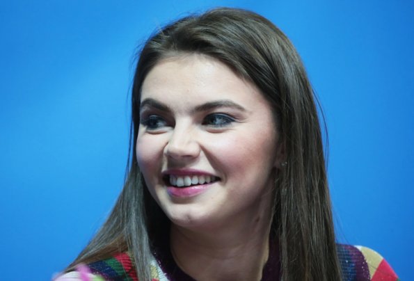 Шоумен Денис Смирнов объяснил исчезновение гимнастки Кабаевой с телевидения «старостью»