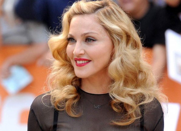 Состарившееся лицо и выпирающий живот Мадонны на фото папарацци напугали поклонников