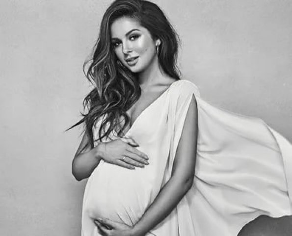Беременная певица Нюша опубликовала фото в бикини