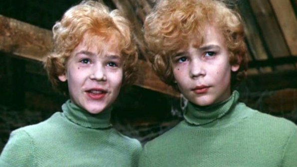 Фотографии 55-летних близнецов из фильма «Приключения Электроника» рассмешила пользователей