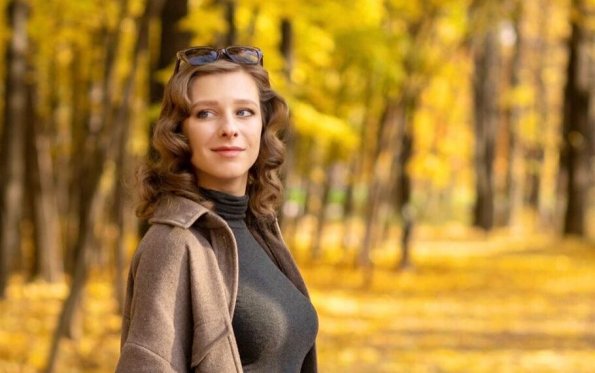 Актриса Лиза Арзамасова поделилась с поклонниками серией атмосферных осенних фото