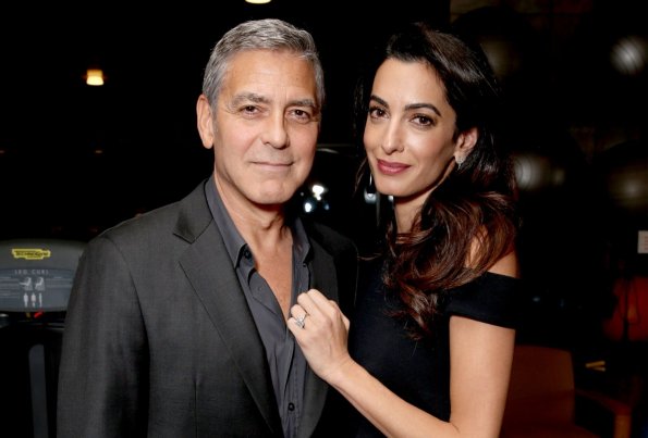 Беременная двойней жена Джорджа Клуни пришла на премьеру фильма в платье с разрезом