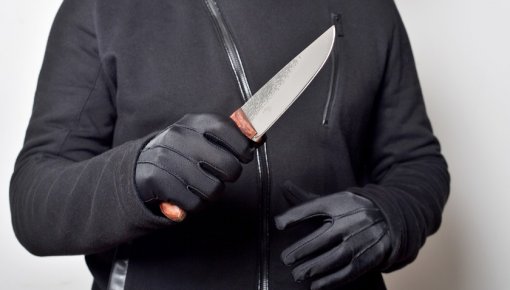 Под Екатеринбургом неизвестный напал на 16-летнюю девушку с ножом