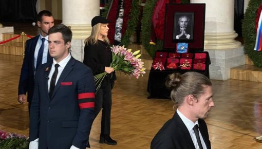 «Некий укор»: эксперт объяснил, что значил странный жест Пугачёвой на похоронах у Горбачёва