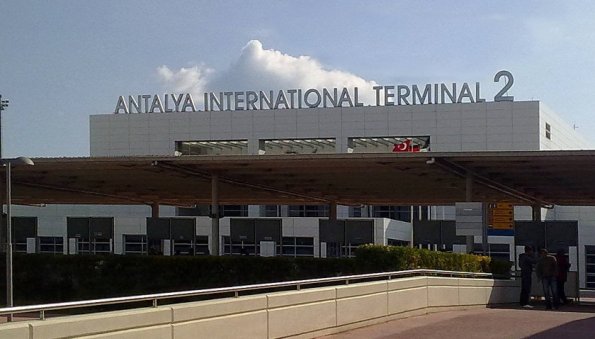 Массовая драка российских туристов произошла в аэропорту Антальи