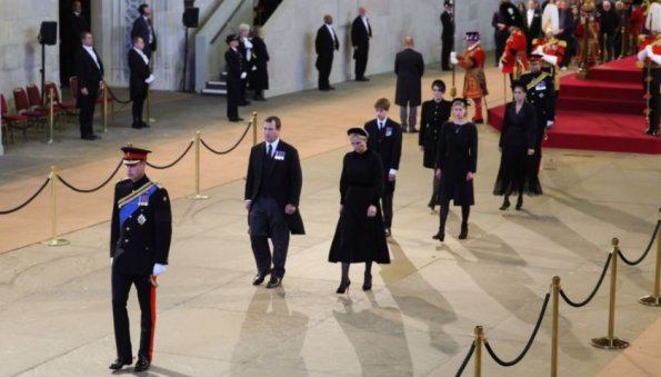 Скандал у гроба монарха Елизаветы II: президент Армении нарушил протокол
