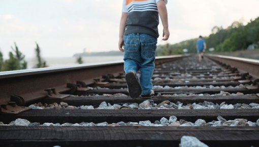 В Узбекистане трехлетний мальчик погиб под колесами поезда