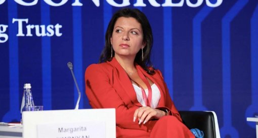 Ксения Собчак посмеялась над политическими рассуждениями Симоньян в платье с глубоким вырезом
