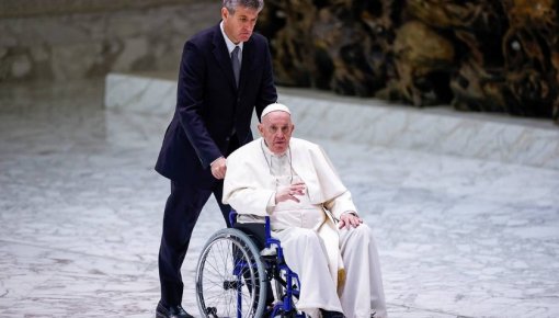 Папа Римский пересел в коляску: состояние понтифика резко ухудшилось