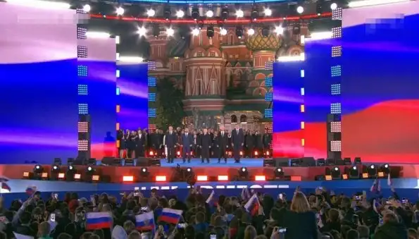 Со сцены на Красной площади Владимир Путин заявил, что сила в правде, а SHAMAN спел гимн