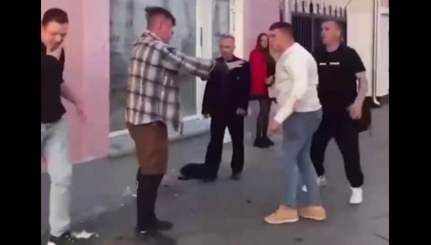 Появилось видео драки в Москве, начавшейся из-за нацистского выкрика