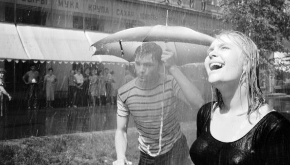 В съемках сцены под дождем в фильме «Я шагаю по Москве» пришлось задействовать журналистку