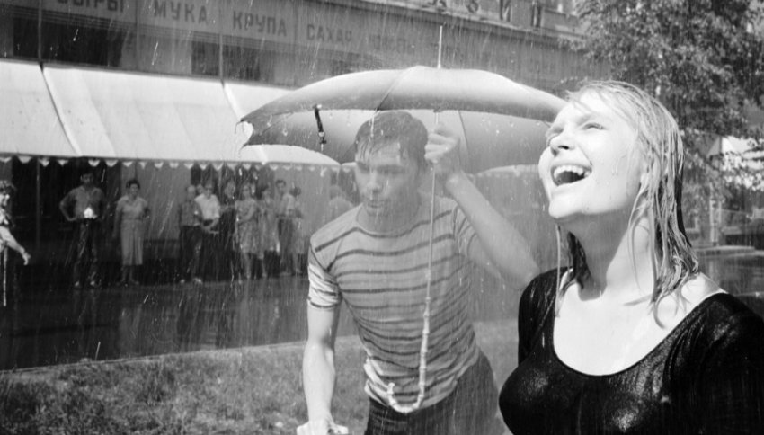 В съемках сцены под дождем в фильме «Я шагаю по Москве» пришлось задействовать журналистку