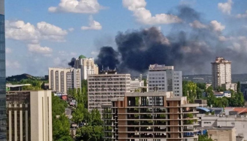 Украинские боевики обстреляли Драмтеатр и здание администрации в Донецке