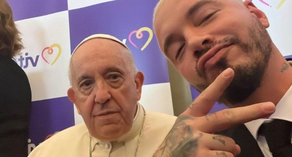 Папа римский сделал селфи с репером «в стиле латиноамериканской банды»