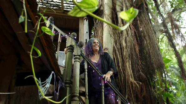 Пожилая женщина из США прожила 17 лет в доме на дереве, который ее заставили снести