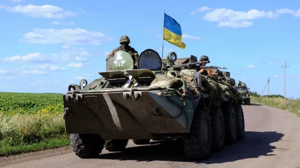 Украинские военные кинули раненого под колеса БТР