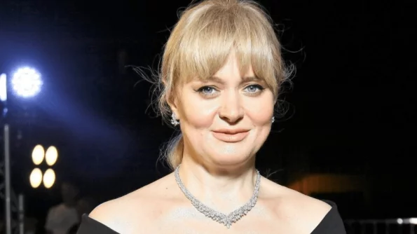 Анна Михалкова неожиданно появилась в Сочи в балетках и бархатном пальто