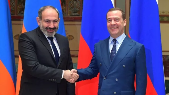 Медведев предрек тяжелую судьбу Пашиняну из-за оставления Нагорного Карабаха