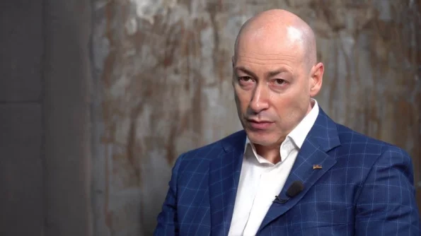 Украинский журналист Гордон решил лично убрать обвиняющий его стенд на Майдане