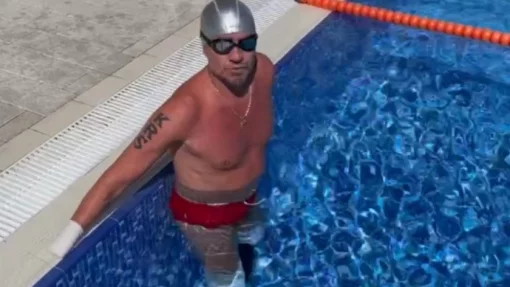 Фигурист Роман Костомаров показал тренировку в бассейне