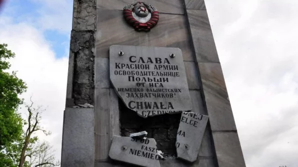 Во Львовской области снесли памятник советскому солдату