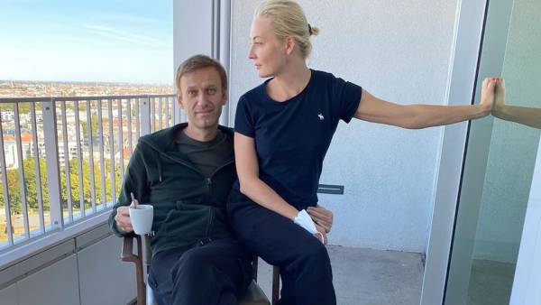 Песков прокомментировал требование Навального вернуть изъятую одежду