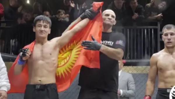 Боец MMA Кулуев показал сопернику средний палец и нокаутировал его