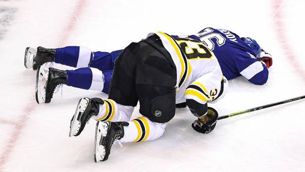 Игрок «Бостона» травмировал Кучерова, нанеся удар клюшкой в лицо
