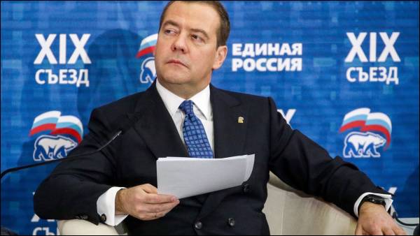 Дмитрий Медведев предложил ввести базовый доход для россиян