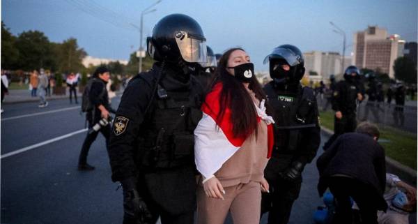В Минске против протестующих применили водометы и слезоточивый газ